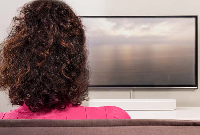 Fernseher hängt an der Wand.