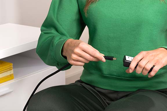 Person steckt HDMI Kabel in den Adapter.