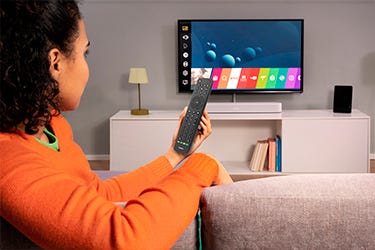 Person mit Hama Universalfernbedienung.