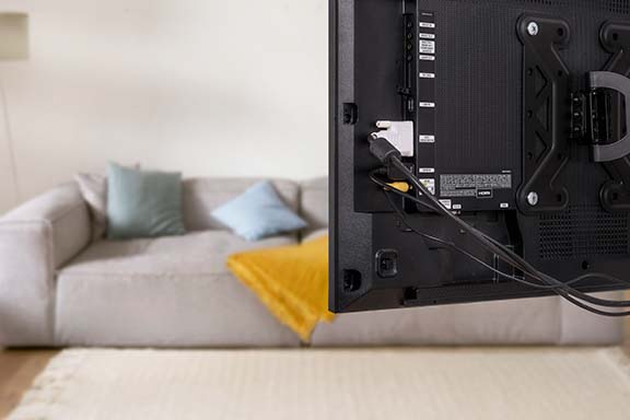 Rückseite eines Fernsehers mit Anschlüssen und Kabeln