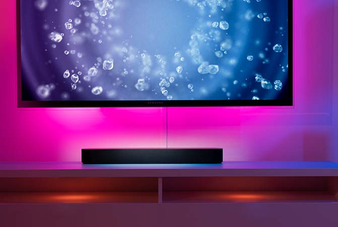 TV-Gerät vor indirekt beleuchteter Wand im Wohnzimmer