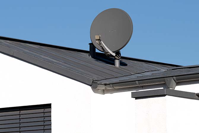 Installierte Sat-Anlage auf einem grauen Hausdach