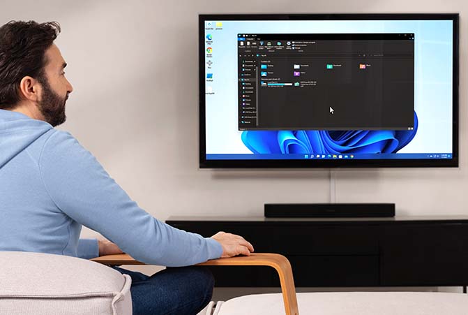 Person nutzt den Fernseher als Monitor.