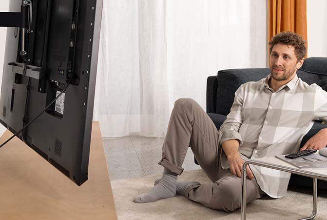 Person vor dem Fernseher.