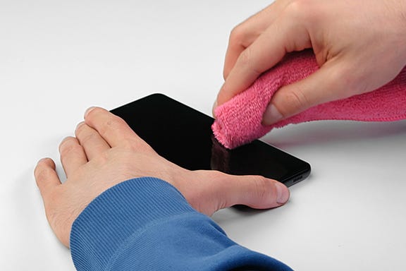 Handy-Display mit Mikrofasertuch reinigen
