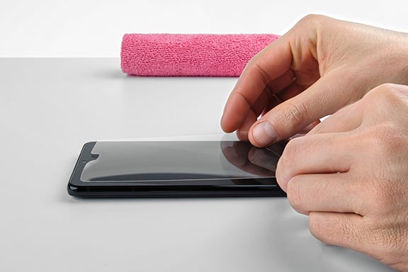 Displayschutzfolie auf Handy auflegen