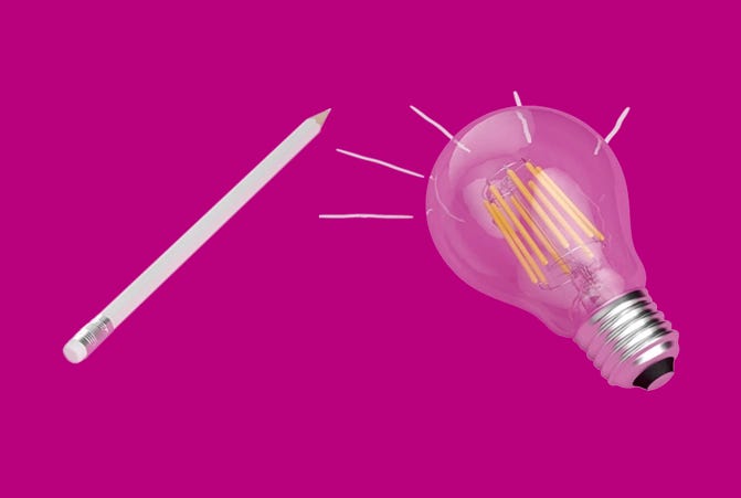 LED-Birne und Buntstift liegen nebeneinander.