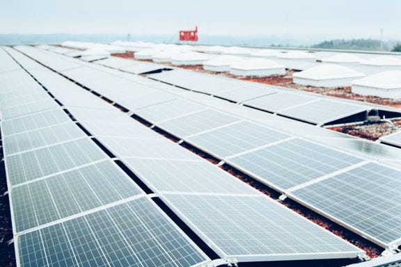Solaranlagen sind auf dem Flachdach des Hama Gebäude angebracht.