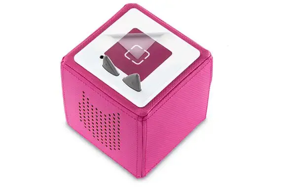 Rosa Hörspielbox, auf der eine Schutzfolie angebracht wird