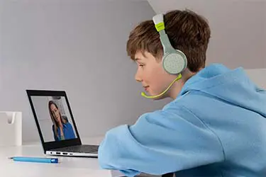 Kind mit Kinderkopfhörern von Hama im Homeschooling