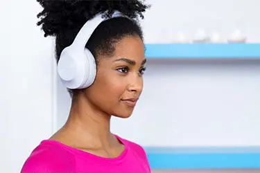 Frau mit weißen Over-Ear-Kopfhörern von Hama