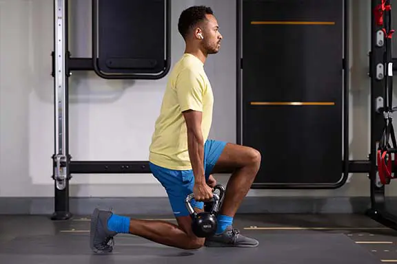 Mann beim Krafttraining mit Hama Kopfhörern