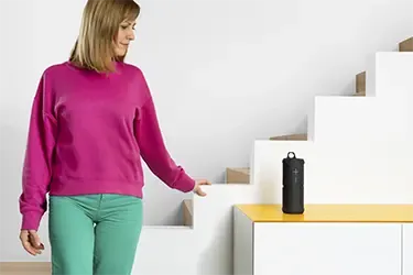 Frau mit schwarzem Bluetooth Lautsprecher von Hama