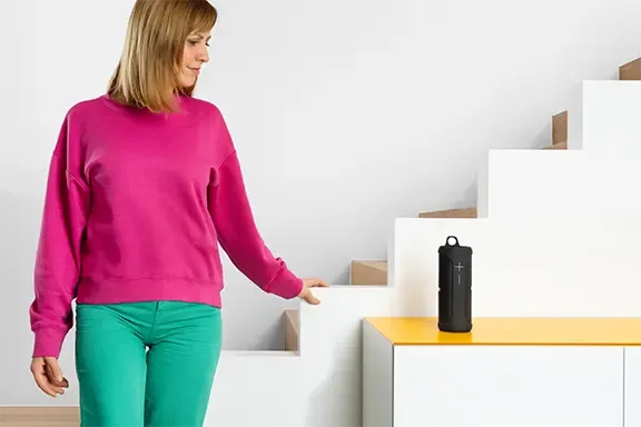 Frau mit schwarzem Bluetooth Lautsprecher von Hama