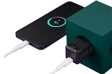 Das Handy wird über ein Quick Charge-Ladegerät geladen. 