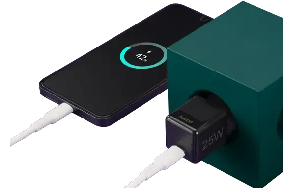 Das Handy wird über ein Quick Charge-Ladegerät geladen. 