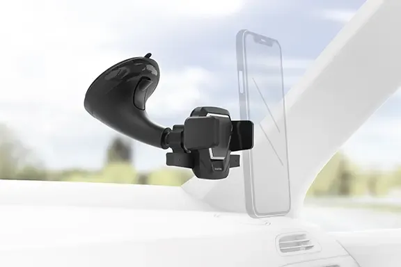 Klemmhalterung von Hama ist im Auto an der Windschutzscheibe angebracht