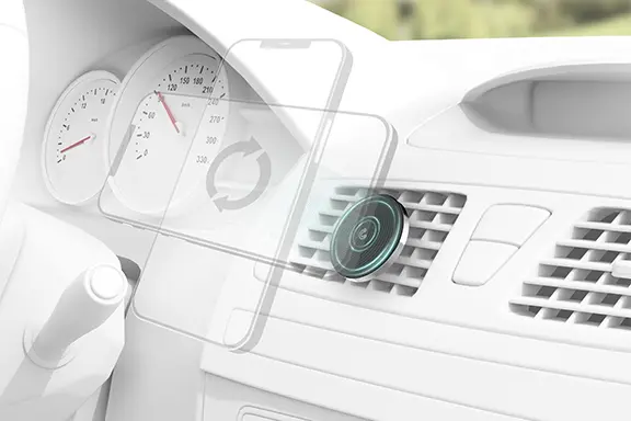 Magnet-Handyhalterung von Hama ist im Lüftungsgitter eines Autos angebracht.