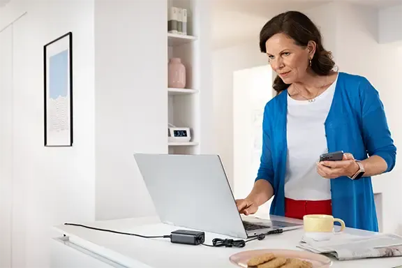 Person arbeitet am Laptop.