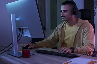 Mann spielt Computerspiele