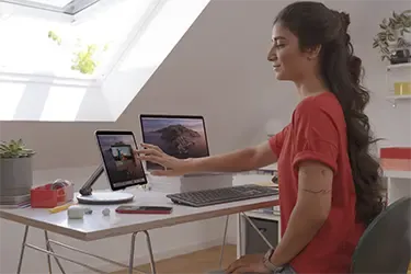 Bildschirm-Arbeitsplatz mit kabelloser Tastatur.