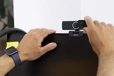 Mann schließt Webcamabdeckung