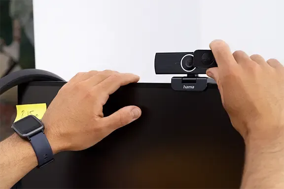 Mann schließt Webcamabdeckung