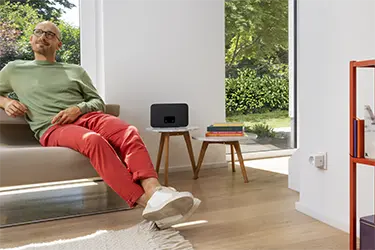 Person sitzt auf dem Sofa.