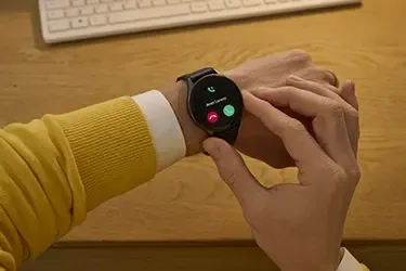 Mann bekommt einen Anruf auf seiner Smartwatch ausgespielt