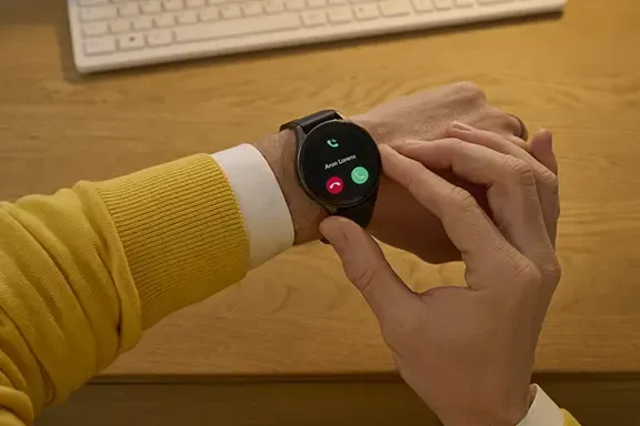 Mann bekommt einen Anruf auf seiner Smartwatch ausgespielt