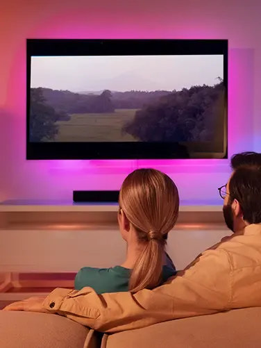 Fernseher an der beleuchteten Wand.