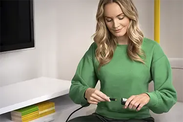 Person steckt das Kabel in den HDMI-Adapter.