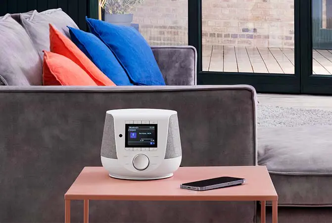 Digitaler Bluetooth-Radio von Hama steht auf einem Wohnzimmertisch.
