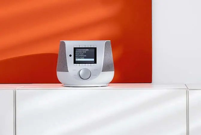 Weißer Internetradio von Hama steht auf einem Sideboard