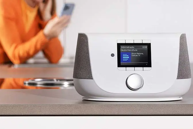 Ein Internetradio steht in der Küche. 