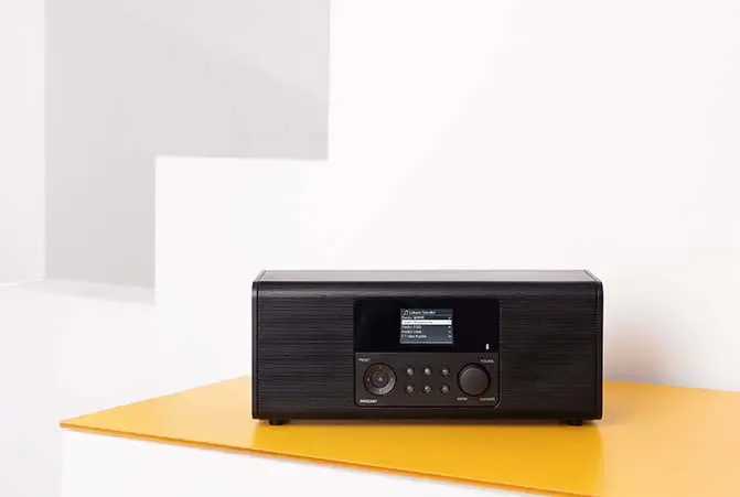 Schwarzer Hama Radio steht auf einem Möbelstück