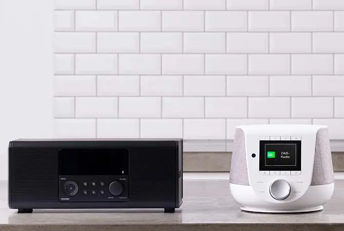 DAB und DAB+ Radio stehen nebeneinander auf einem Tisch