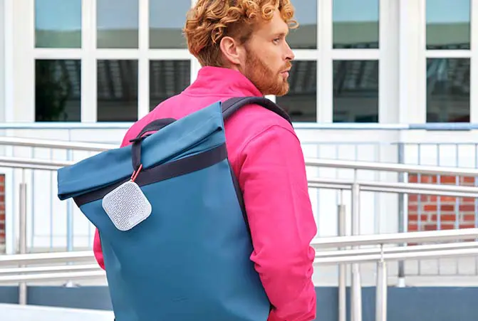 Bluetooth-Lautsprecher ist am Rucksack befestigt.