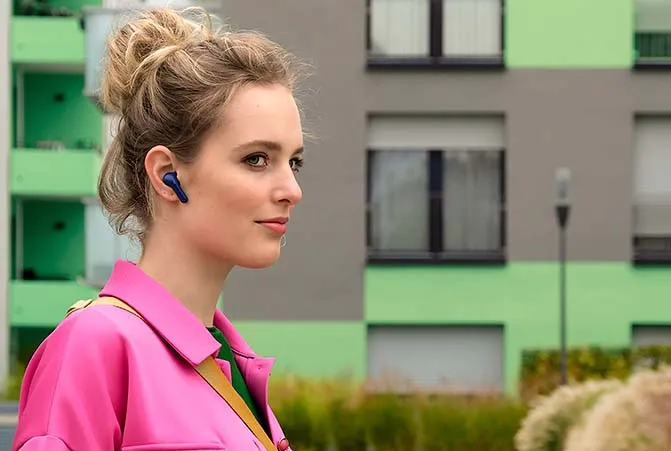 Person mit Earbuds von Hama