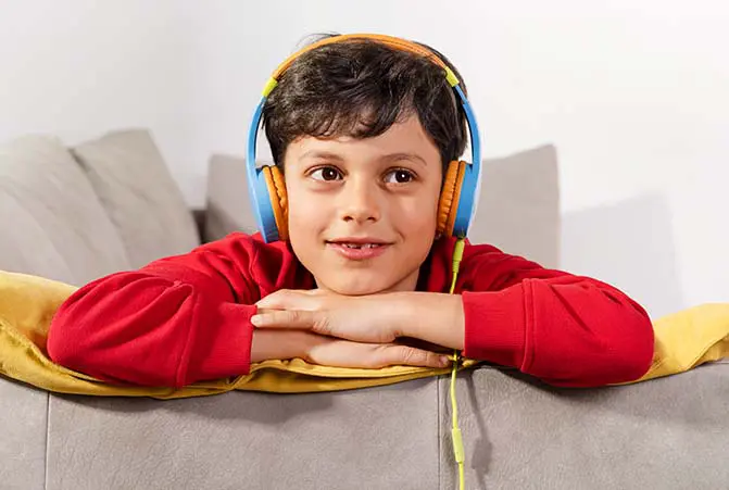 Junge welche Kinderkopfhörer von Hama auf hat.