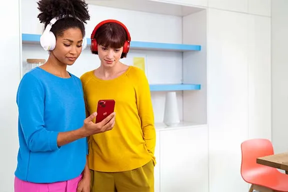 Frauen mit Over-Ear Bluetooth-Kopfhörern