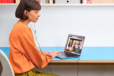 Videocall mit Headset. Person mit Headset im Videocall.