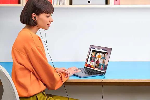 Videocall mit Headset. Person mit Headset im Videocall.