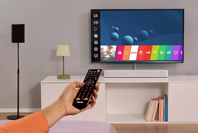 TV-Gerät wird mit Universal-Fernbedienung bedient