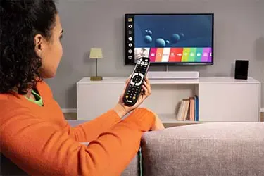 Person hält Universal-Fernbedienung für Fernseher in der Hand