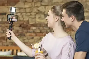 Das Stativ wird als Selfiestick genutzt.