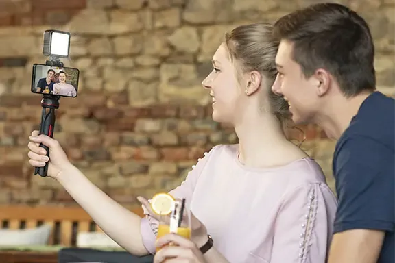 Das Stativ wird als Selfiestick genutzt.