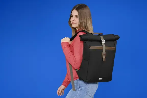 Person mit Rolltop Rucksack von Hama