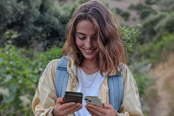 Person mit Powerbank und Handy 