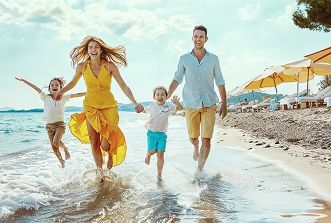 Familie springt fröhlich am Strand herum